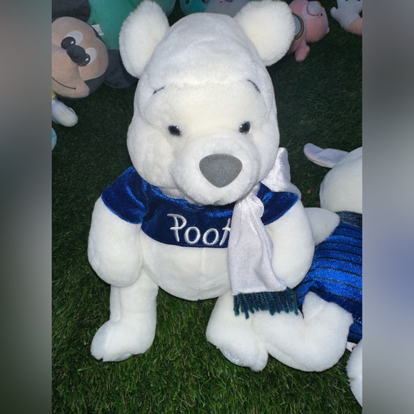 This Disney Store Exclusive pooh , piglet - Picture 2 of 3